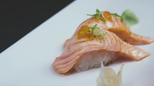 Närbild Pan Vänster Nigiri Sushi Med Skivor Välsmakande Fisk Utsmyckad — Stockvideo