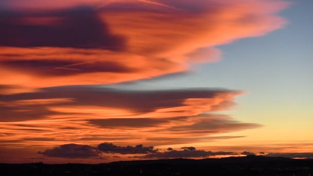 Czas Upływa Kolorowego Zachodu Słońca Niebo Chmurami Nad Miastem Oświetleniem — Wideo stockowe