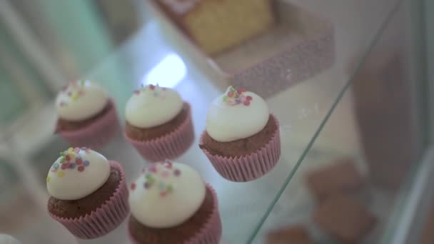 Şekerlemecinin Vitrininde Beyaz Kremalı Enfes Kek — Stok video