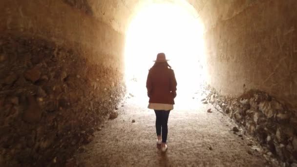 Žena Kráčející Rokli Velkými Kameny — Stock video