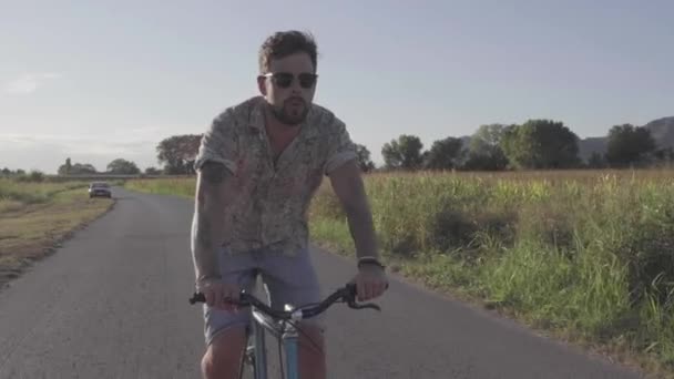 Mosolygó Férfi Kerékpáros Lovaglás Modern Kerékpár Mentén Aszfalt Közelében Mező — Stock videók