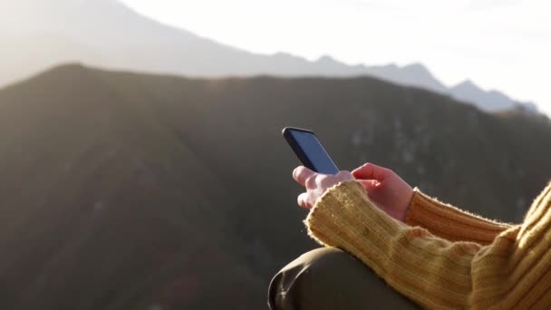 Sidovy Positiva Kvinnliga Upptäcktsresande Meddelanden Mobiltelefon När Sitter Bakgrunden Bergskedjan — Stockvideo