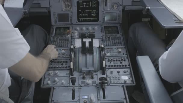 作物のバックビュー匿名の男性船長とパイロットは 近代的な飛行機のコックピットに座って出発の準備をしながら 機器をチェック — ストック動画