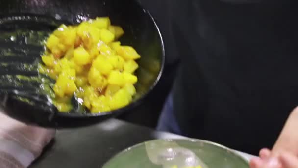 Nierozpoznawalne Kucharz Wprowadzenie Apetyczne Duszone Ziemniaki Misce Podczas Przygotowywania Dania — Wideo stockowe