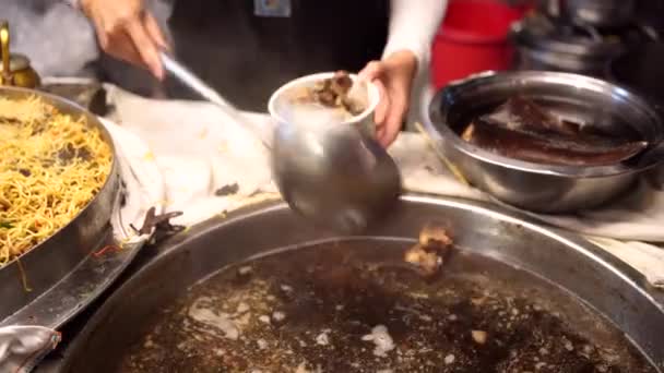 Chef Méconnaissable Dans Tablier Mettant Des Côtes Cuites Dans Des — Video