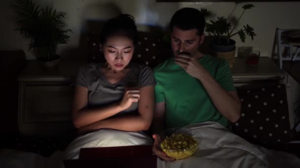 Glückliche Asiatin Sitzt Auf Dem Bett Neben Zufriedenem Freund Freizeitkleidung — Stockvideo