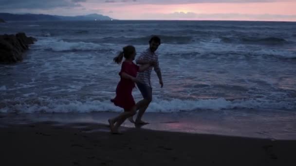 Πλάγια Προβολή Tracking Shot Από Χαρούμενα Ξυπόλητο Ρομαντικό Ζευγάρι Που — Αρχείο Βίντεο