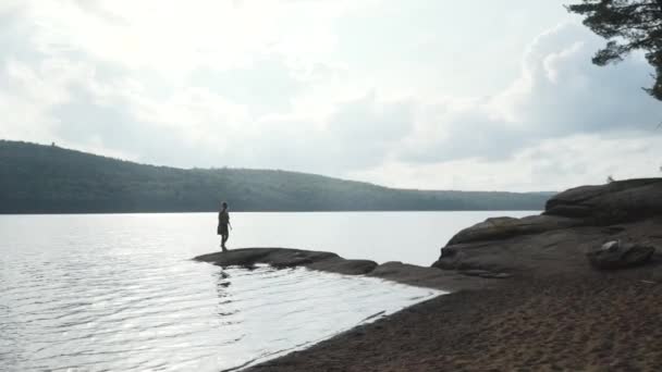 Mulher Caminhante Andando Costa Pedregosa Perto Lago Calmo Desfrutando Liberdade — Vídeo de Stock