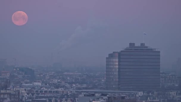 Время Полной Луны Время Затмения Движущегося Над Современными Зданиями Амстердама — стоковое видео