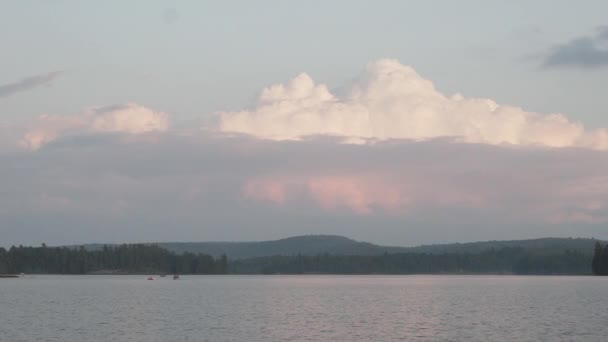 位于加拿大安大略省的阿尔贡昆省公园 夏日黄昏 白云在夕阳的余晖中 在平静的波纹湖水中反射出宁静的风景 — 图库视频影像