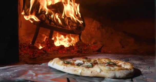 Långsam Rörelse Skott Pizza Spade Som Slås Traditionell Öppen Ugn — Stockvideo
