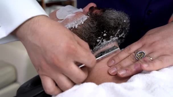 Cultiver Barbe Raser Masculine Méconnaissable Moustache Client Détendu Avec Mousse — Video