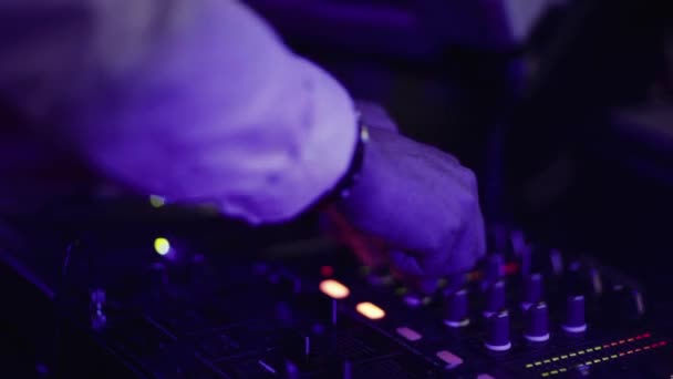 Crop Anônimo Disco Jockey Misturando Música Plataforma Giratória Durante Festa — Vídeo de Stock