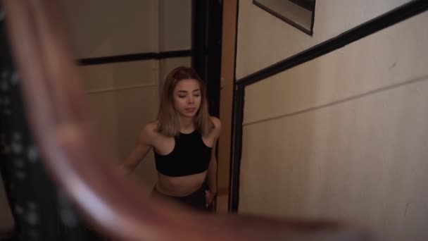 Cima Jovem Mulher Subindo Escadas Casa Olhando Para Câmera Roupas — Vídeo de Stock