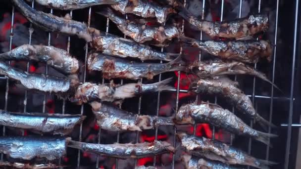 Van Boven Van Bijgesneden Onherkenbare Persoon Grillen Heerlijke Sardientjes Metalen — Stockvideo