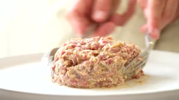 Chef Femenino Irreconocible Dando Forma Tartar Filete Con Dos Tenedores — Vídeo de stock