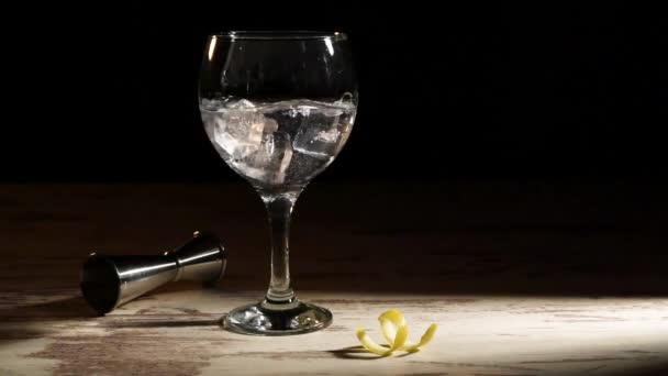 Persoon Gieten Ijsblokjes Glas Gin Tonic Met Citroen Jigger Tafel — Stockvideo