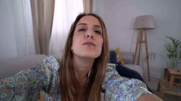 Zufriedenes Verliebtes Paar Küsst Sich Und Macht Gemeinsam Ein Selfie — Stockvideo