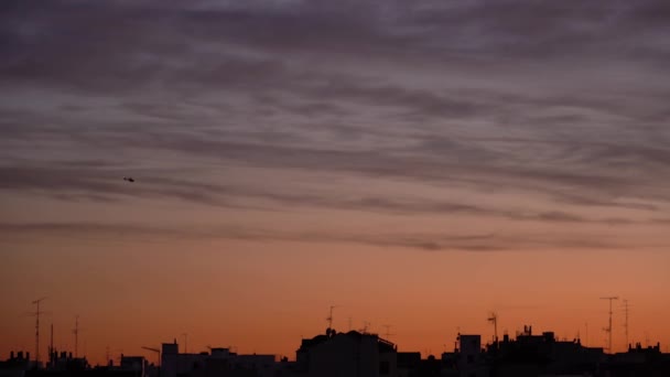 Zdalny Widok Sylwetki Śmigłowca Tle Jaskrawego Zachodu Słońca Nad Miastem — Wideo stockowe