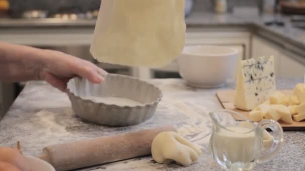 在烹调过程中 用烘烤盘和各种芝士在桌上夹着糕点皮的无名厨师 — 图库视频影像