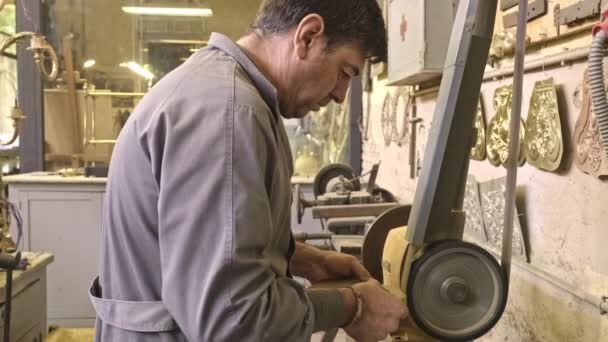 Seitenansicht Von Professionellen Reifen Männlichen Juwelier Arbeitskleidung Schleifen Metallstange Auf — Stockvideo