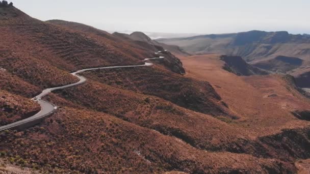 カナリア島の岩の山の間の道路の空中ビュー — ストック動画