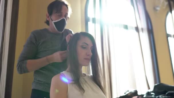 Düşük Açı Odaklı Kuaför Zarif Gelin Için Saç Stili Yaparken — Stok video