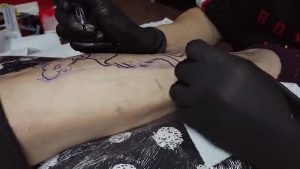 Crop Master Τατουάζ Κάνει Περίγραμμα Στο Πόδι Του Πελάτη — Αρχείο Βίντεο