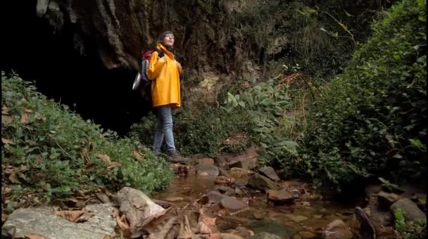 Vista Lateral Mujer Viajera Con Mochila Ropa Abrigo Mirando Alrededor — Vídeos de Stock