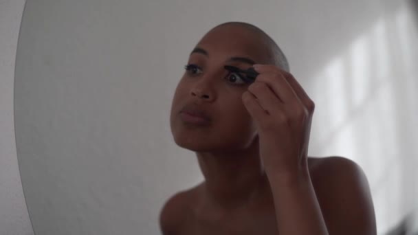 Mujer Afroamericana Con Cabeza Calva Haciendo Maquillaje Poniendo Rímel Negro — Vídeo de stock