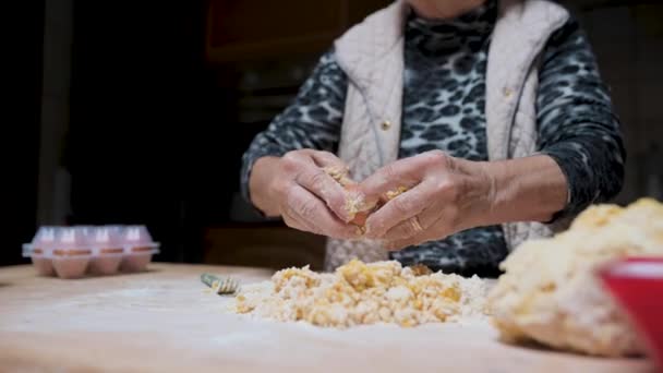 Beskuren Anonym Hona Förbereder Träbord För Matlagning Inhemska Italienska Tortellini — Stockvideo