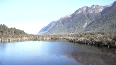 Güneşli bir günde Resimli Dağ Vadisi 'nde Göl