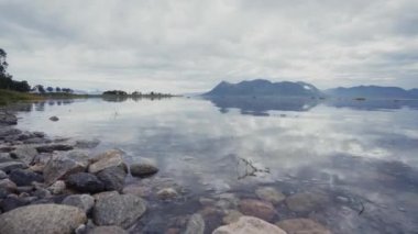 Huzurlu kıyılarda kayalar ve sakin sular.