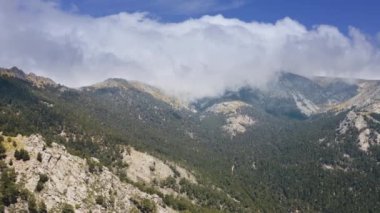 Dağlardan inen beyaz bulutlar