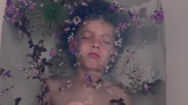 Küçük bir çocuğun banyodaki çiçekli görüntüleri.