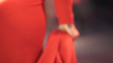 Kırsal kadın bir partide dans ediyor.