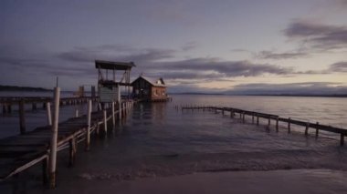 Perspektif manzarası ahşap iskele, sakin deniz suyu dalgaları içinde küçük bir ev, Panama