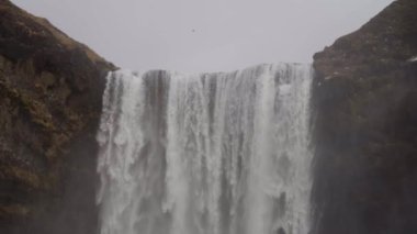 Turistler şelalenin nefes kesici manzarasının keyfini çıkarıyorlar.