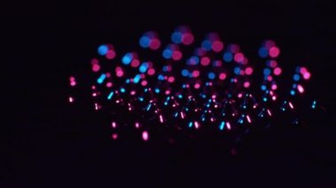 Kapalı, parlak ferrosıvı dikenler.