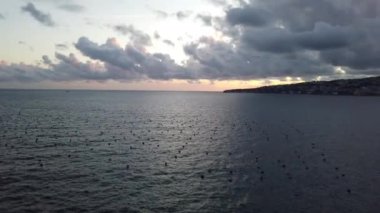 Sıcak deniz kıyısında tatilde olan bir kadın.