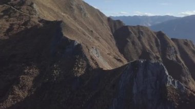 Güneşli dağların zirvesi