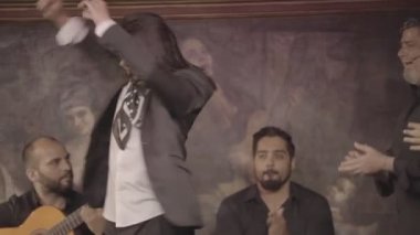 Flamenko gösterisi sahnede