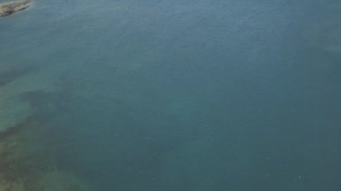 Dağlar arasında nefes kesen güzel göl manzarası