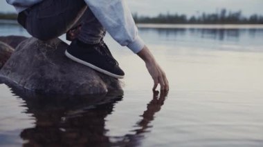 Gölde suya dokunan hasat gezgini.