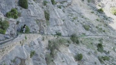 Yürüyüş yapan etnik bir kadın