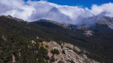 Dağlardan inen beyaz bulutlar