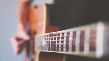 Ekin adam gitar çalıyor.