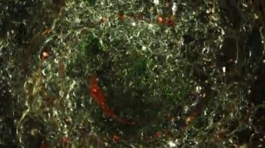 Koyu yağda bir sürü baloncuk