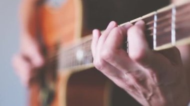Ekin adam gitar çalıyor.