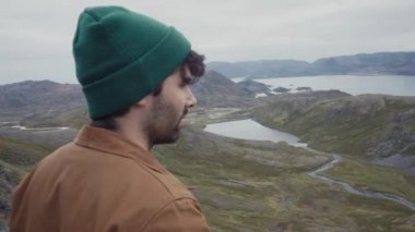 Adam doğada fotoğraf çekiyor.